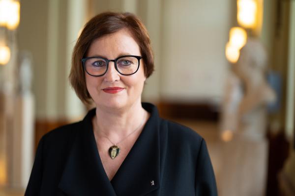 Portraitfoto der Senatorin Dr. Ina Czyborra