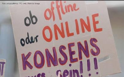 Demoplakat zu Gewalt online oder offline